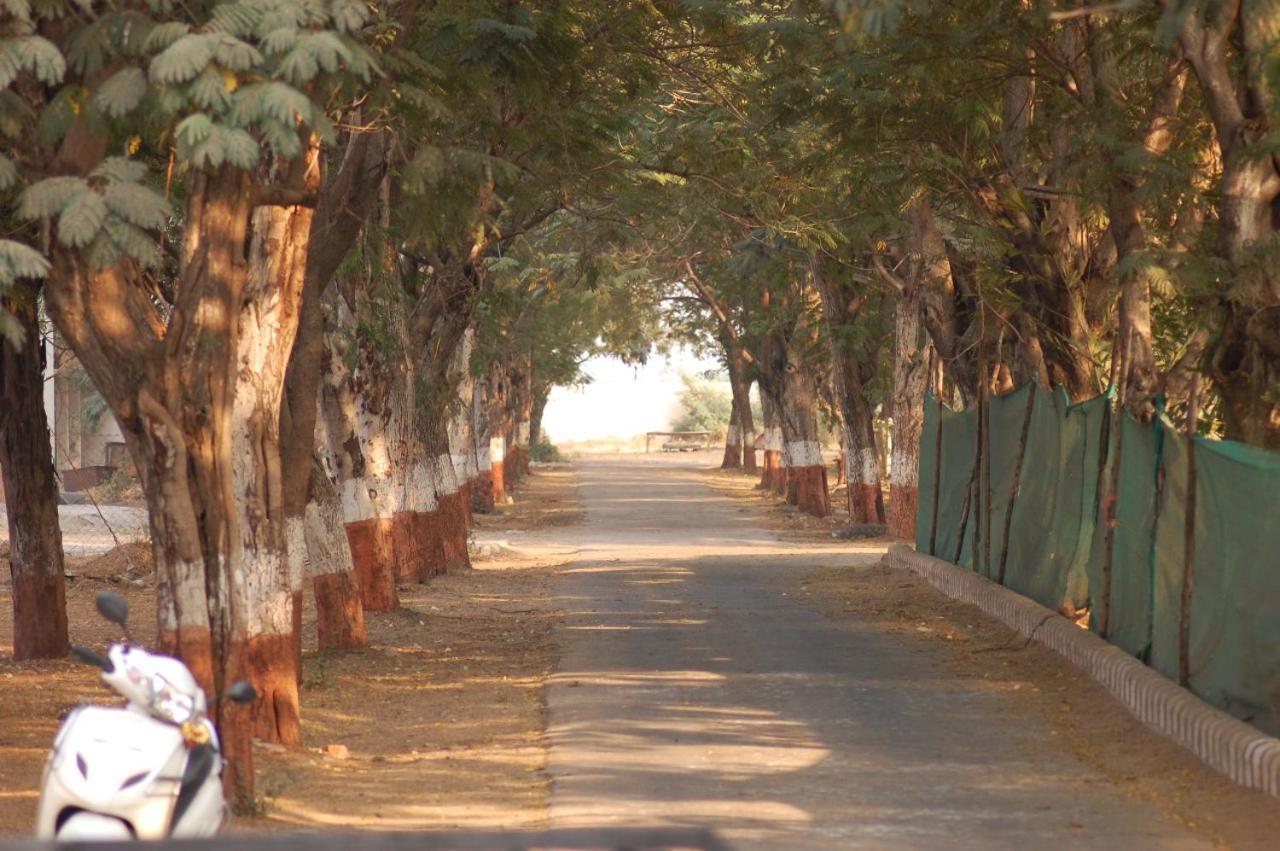 Laxmi Film City Resort Vadodara Bagian luar foto