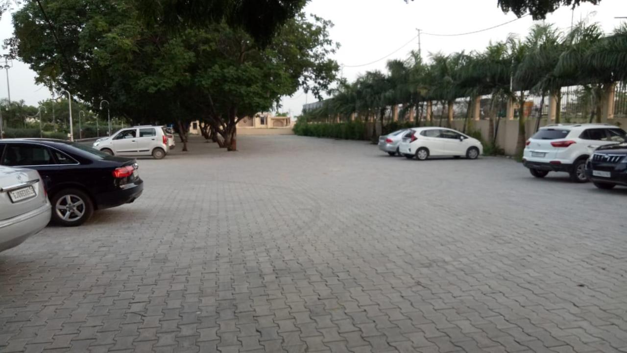 Laxmi Film City Resort Vadodara Bagian luar foto