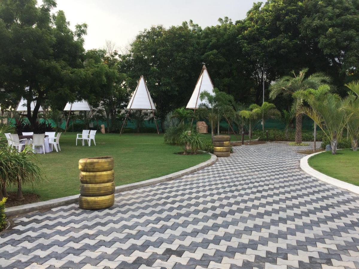 Laxmi Film City Resort Vadodara Bagian luar foto