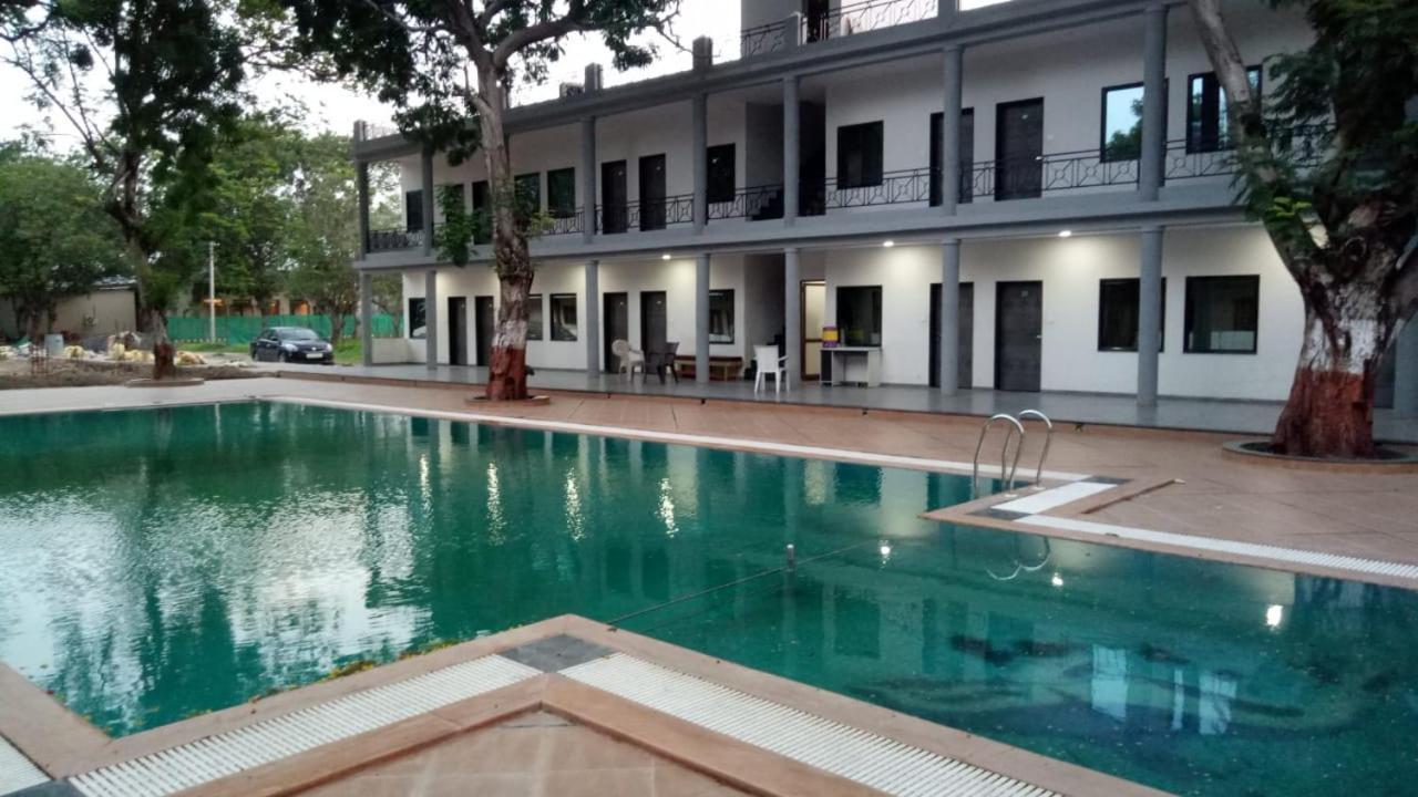 Laxmi Film City Resort Vadodara Bagian luar foto
